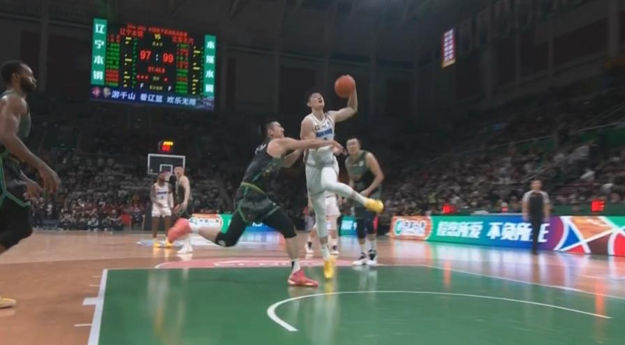 曾凡博腾飞欲扣 付豪凶狠犯规将其拽倒 裁判回看后通俗犯规